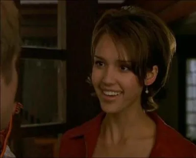 Anton est perdument amoureux d'elle depuis son enfance. Elle est 