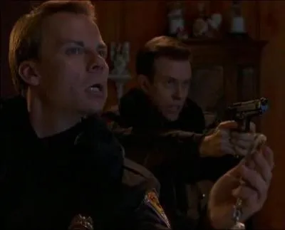 Que fait Anton alors que les policiers tentent de l'arrter ?