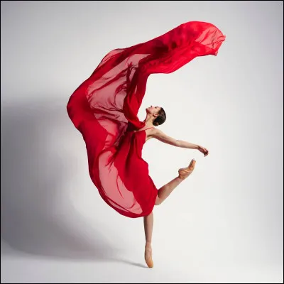 Quelle est la couleur de la tenue de cette danseuse ?