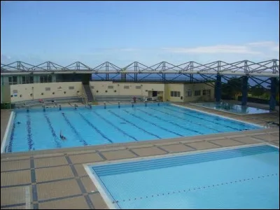 La piscine aussi, c'est bien mais il y a quelques règles de bonne conduite à respecter. Par exemple, je ne dois pas...