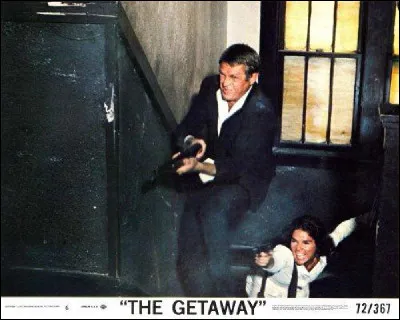 Quelle actrice accompagne Steve McQueen dans le film "Guet-apens" ?