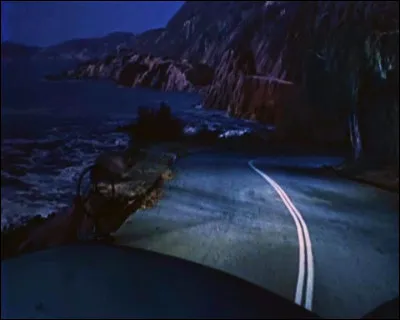 Le héros a été saoulé de force et se retrouve à conduire sur une route de bord de mer surplombant une falaise : c'est dans ...