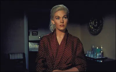 Kim Novak joue dans ...