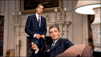 James Mason joue dans ...