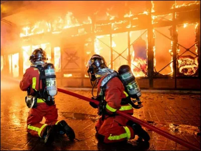 Finalement ton ami est arrivé mais le cinéma prend feu. Tu sors du cinéma sain et sauf mais tu ne vois pas ton ami. Quelle décision prends-tu ?