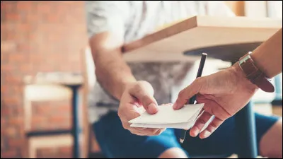 Tu apprends que l'un de tes camarades de classe a triché lors de l'examen. Que décides-tu ?