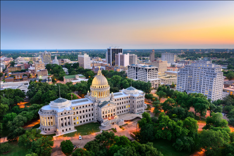 Quelle est cette ville fondée en 1792, capitale de l'État du Mississippi, baptisée du nom du septième président américain prénommé Andrew qui effectua deux mandats entre 1829 et 1837 ?