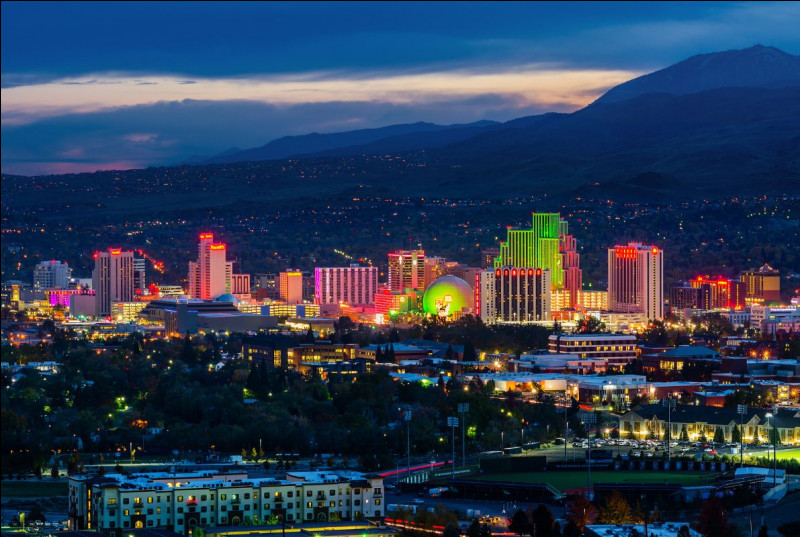 Quelle est cette ville de l'État du Nevada, surnommée "la plus grande petite ville du monde", célèbre pour ses casinos et ses fabrications de machines jeu ?
