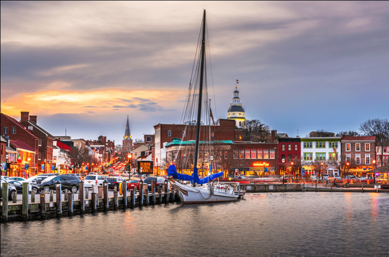Quelle est cette ville, capitale de l'État du Maryland, située sur la baie de Chesapeake. Elle abrite la célèbre Académie navale, principale école navale des États-Unis ?