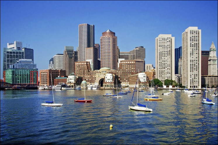 Quelle est cette ville fondée en 1630, capitale de l'État du Massachusetts, célèbre pour son université d'Harvard fondée en 1636 ?