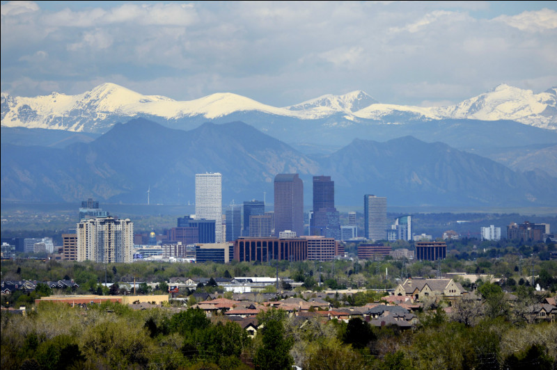 Quelle est cette ville, capitale de l'État du Colorado, centre logistique, financier et commercial de la région des montagnes Rocheuse ?