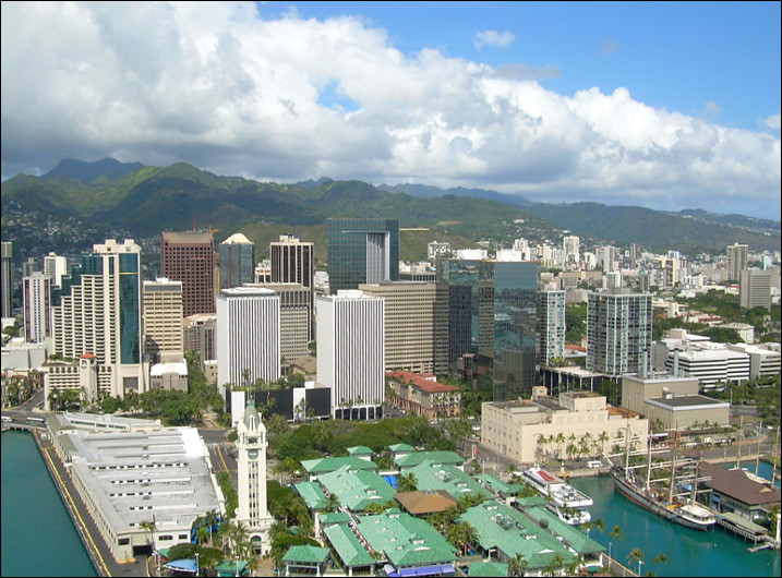 Quelle est cette ville, capitale de l'État d'Hawaï, célèbre pour sa plage de Waikiki et son cratère volcanique Diamond Head ?