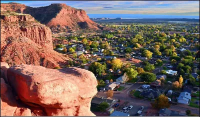 Quelle est cette ville, si&egrave;ge du comt&eacute; de Kane dans l'&Eacute;tat de l'Utah, surnomm&eacute;e "Little Hollywood", car de tr&egrave;s nombreux westerns y furent tourn&eacute;s ?