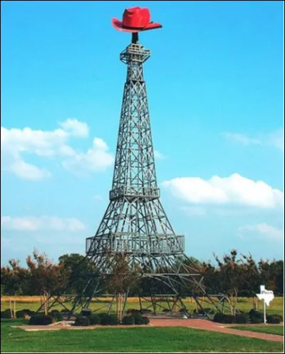 Quelle est cette ville fond&eacute;e en 1845 dans l'&Eacute;tat du Texas, c&eacute;l&egrave;bre pour sa r&eacute;plique de la tour Eiffel surmont&eacute;e d'un chapeau de Cow-Boy ?
