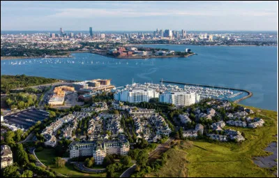 Quelle est cette ville de l'&Eacute;tat du Massachusetts, c&eacute;l&egrave;bre pour son chantier naval qui &agrave; produit la majorit&eacute; de la flotte de l'United States Navy au cours de la Seconde Guerre mondiale ?