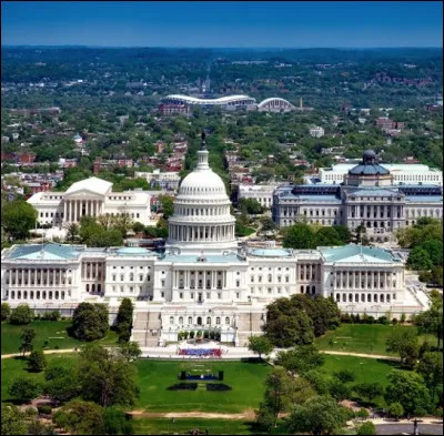 Quelle est cette ville qui forme &agrave; elle seule un district, c'est la capitale des &Eacute;tats-Unis qui doit son nom &agrave; son premier pr&eacute;sident pr&eacute;nomm&eacute; Georges qui effectua deux mandats de 1789 &agrave; 1797 ?