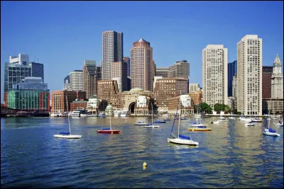 Quelle est cette ville fond&eacute;e en 1630, capitale de l'&Eacute;tat du Massachusetts, c&eacute;l&egrave;bre pour son universit&eacute; d'Harvard fond&eacute;e en 1636 ?