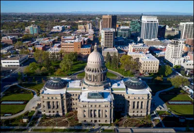 Quelle est cette ville qui porte le nom de l'&Eacute;tat dans lequel elle est situ&eacute;e, capitale du comt&eacute; de Boise ?