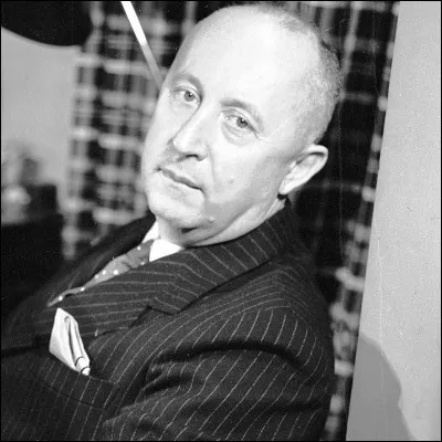 Quel ensemble f&eacute;minin compos&eacute; d�une veste et d�une jupe ou d�un pantalon assortis a &eacute;t&eacute; cr&eacute;&eacute; en Angleterre avant d�&ecirc;tre rendu iconique par Christian Dior ?