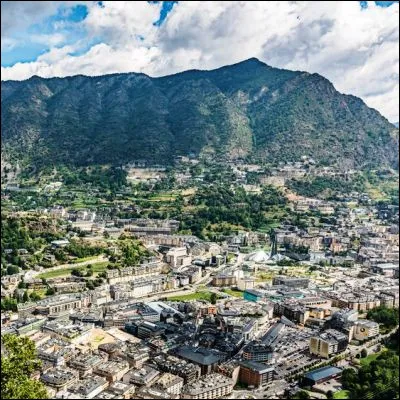 Quel &Eacute;tat de 468 kilom&egrave;tres carr&eacute;s poss&egrave;de la capitale la plus haute d�Europe ?