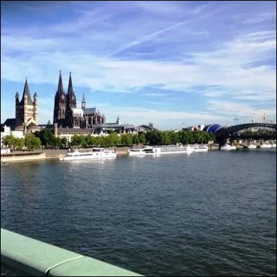 Quel fleuve n&eacute; en Suisse arrose la ville de Cologne ?
