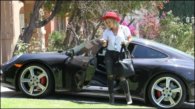 Quelle auto conduit à la ville, l'actrice Hilary Duff aux multiples talents ?
