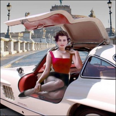 Quelle est cette actrice à bord d'une Mercedes 300 SL en 1958 ?