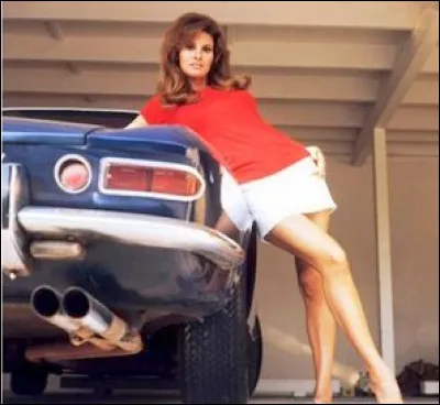 Quelle est cette actrice américaine photographiée sur la malle de sa Ferrari 275 GTS ?