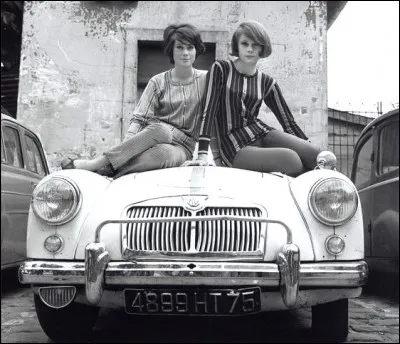 Quelles sont ces surs jumelles en 1966 qui posent sur un capot de MG ?