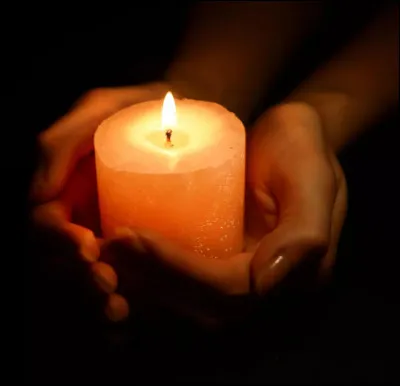 Que c'est joli une bougie ! Mais attention, il faut la manipuler avec précaution. Que dois-je faire pour éviter un incendie avec elle ?