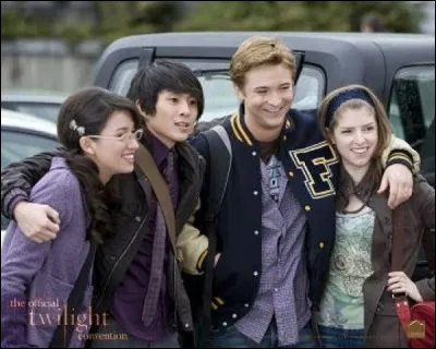 Qui reste avec Bella pour aller voir le film proposé ?