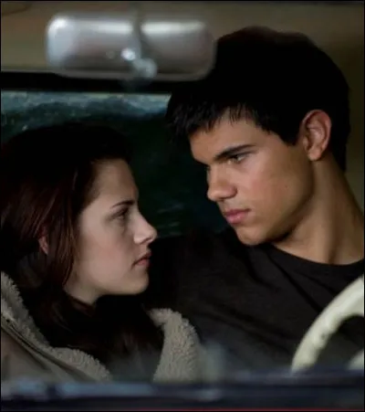 Quand Bella rentre chez elle, qui voit-elle ?