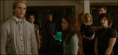 Vers la fin du film, tous les Cullen font un vote afin que Bella devienne un vampire. 
Qui n'accepte pas cette décision ?