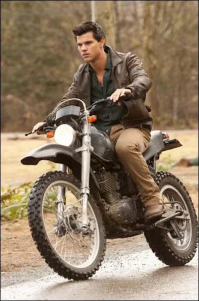 Quand Bella rejoint l'inconnu qui a une moto, qui voit-elle à ce moment ?