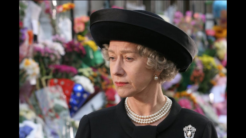 Dans quel film Helen Mirren joue-t-elle une monarque au moment de la mort de sa belle-fille ?