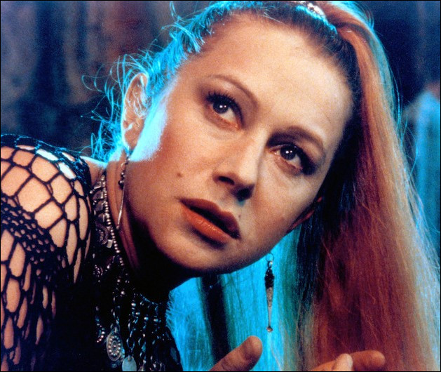 Dans quel film Helen Mirren est-elle une femme maléfique ayant des pouvoirs magiques ?
