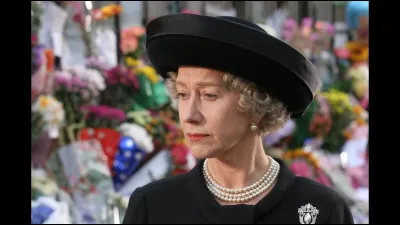 Dans quel film Helen Mirren joue-t-elle une monarque au moment de la mort de sa belle-fille ?