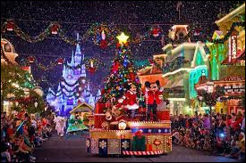 Dans quel célèbre parc d'attractions peut-on voir chaque année dès le mois de novembre, la parade de Noël ?