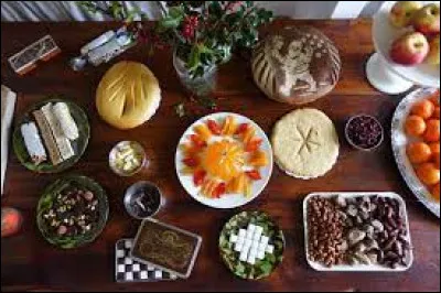 D'après une coutume provençale, combien y a-t-il de desserts sur la table le soir de Noël ?