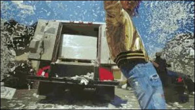 Image tirée du clip "ESSKEETIT" où il s'affiche avec des billets volant autour de lui !