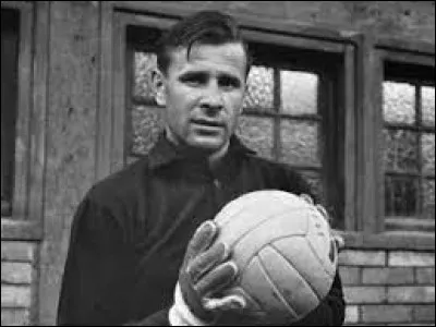 Souvent considéré comme le meilleur portier de tous les temps, il est le seul gardien à avoir remporté le Ballon d'or, ce football du nom de Yachine vous guidera vers la bonne réponse !