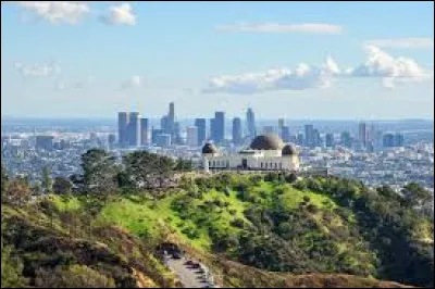 À qui doit-on la chanson "So Far Away From L.A" en 1975 ?