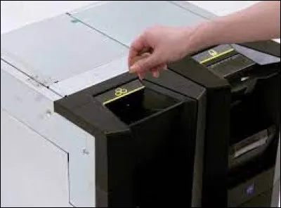 Comment s'appelle le dispositif utilisé dans les distributeurs automatiques, chargé de vérifier si une pièce est conforme à une valeur donnée ?