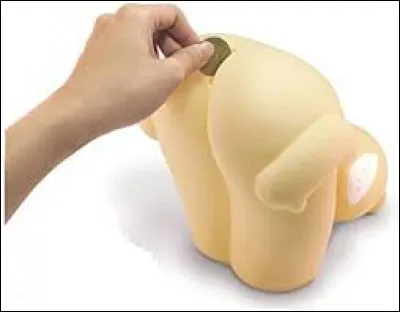 Avec cette tirelire, où range-t-on sa monnaie ?