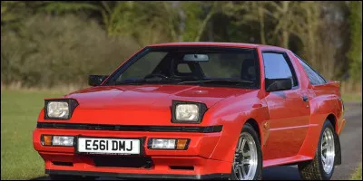 Je connais peu de constructeurs qui aient utilisé des phares escamotables dans les années 1980 et 1990. Parmi ces réponses, laquelle correspond à celle en image ?