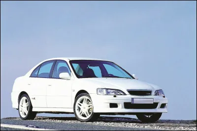 Que préférez-vous entre une sportive à l'esthétique reconnaissable ou une sportive au design discret ? Pour le constructeur de cette berline sportive, c'est la solution 2 qui a été retenue. Pouvez-vous me dire son nom ?