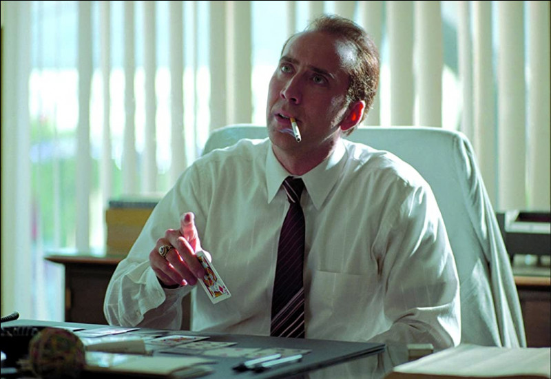 Dans quel film Nicolas Cage est-il un arnaqueur souffrant d'agoraphobie et de tics obsessionnels compulsifs ?