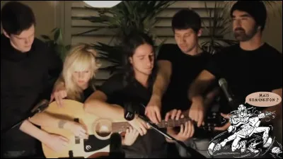 Le moins que l'on puisse dire, c'est que c'est encore la crise : 5 pour une seule guitare ! Mais cela ne manque pas de style. Mais lequel ?