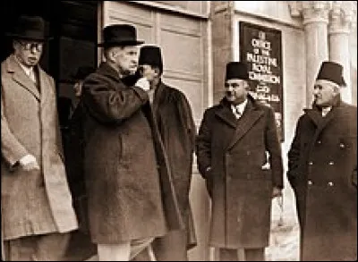 Quelle commission propose une modification du mandat pour répondre au déclanchement de la grande révolte arabe et partager le territoire entre un État juif et un autre arabe ?