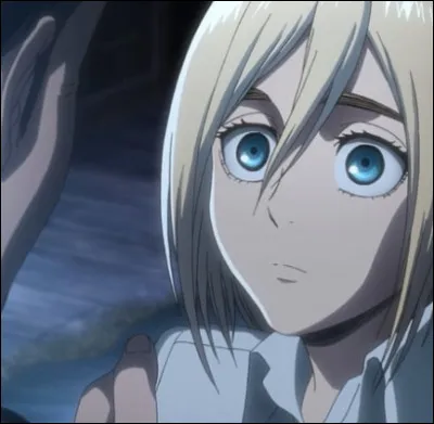 Quel argument le père d'Historia a-t-il utilisé pour tenter de la convaincre de se transformer en Titan ?